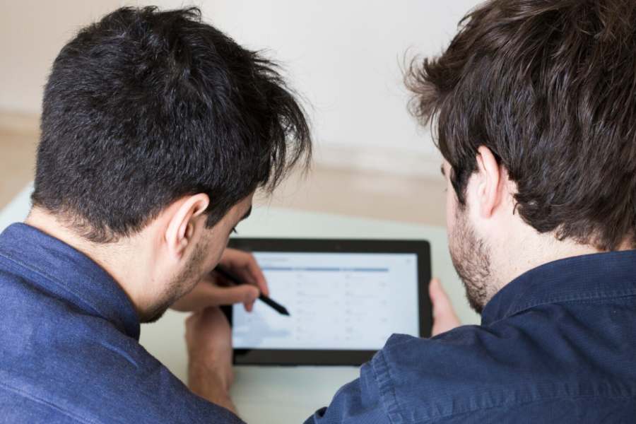 Real-time adjustments to slides: How AI reacts to audience engagement signals